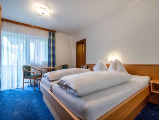 Schlafzimmer mit Doppelbett